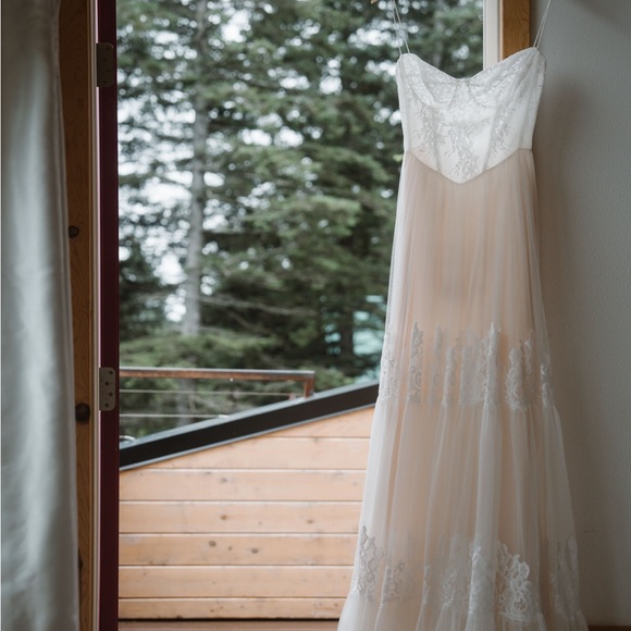 Elegant White Lace Wedding Dress - Picture 2 of 7